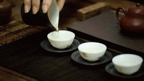 品味傳統(tǒng)長細(xì)嘴泡茶專用功夫茶